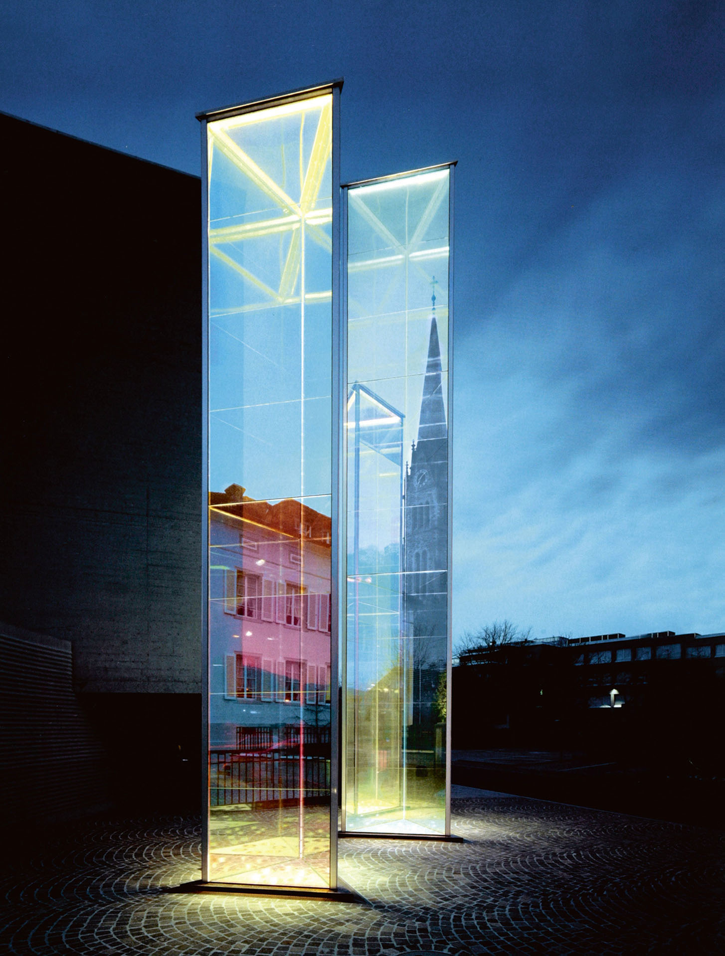 Heinz Mack, Zwei Glas-Prismen, 2002, beschichtetes Glas, Höhe = 8 m und 10 m, WVZ R 1517